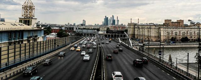 Московских водителей просят временно пересесть на общественный транспорт