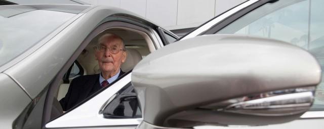 Lexus создал особый седан LS для 100-летнего клиента