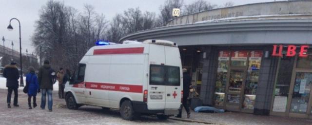 В Петербурге у станции метро «Парк Победы» скончался мужчина
