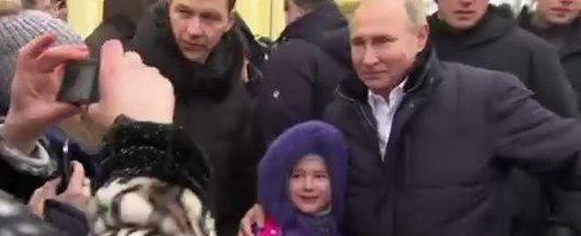 Во время визита в Петербург Путин успокоил расплакавшуюся девочку