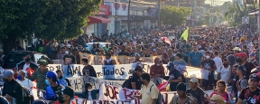 Около восьми тысяч мигрантов направились пешком из Мексики к границе США