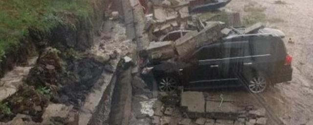 В Солонцах подпорная стенка обрушилась на припаркованные автомобили