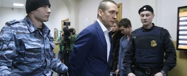 Мосгорсуд оставил под арестом имущество жены и дочери Захарченко
