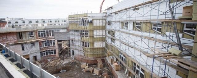 В строящейся школе №19 в Иркутске заканчиваются работы на кровле