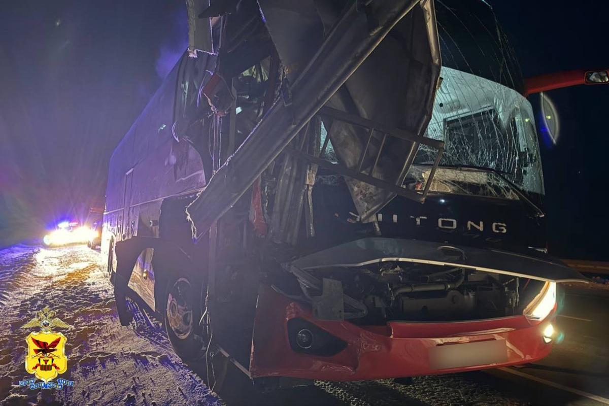 Ночная авария в Забайкалье: автобус с вахтовиками столкнулся с фурой, есть погибший