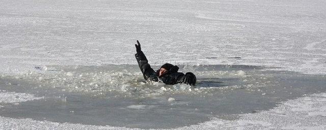 В Ахтубинске спасли провалившегося под лед мужчину