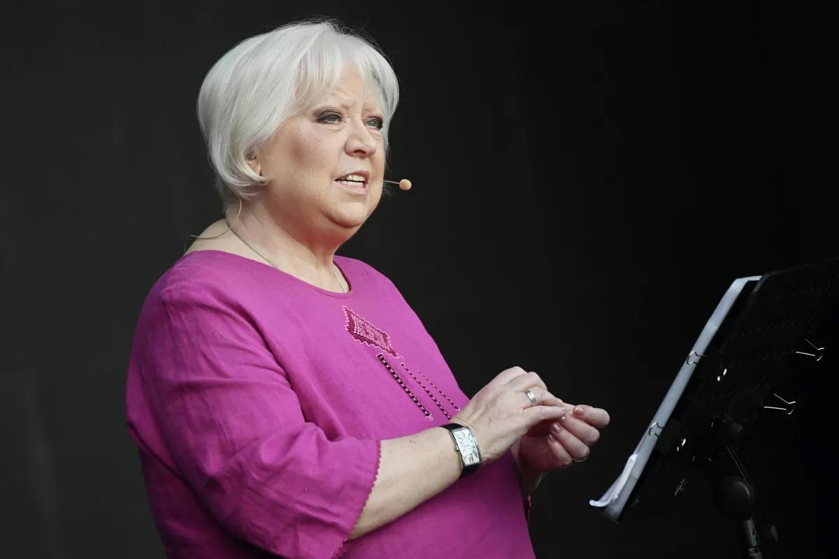 Поборовшая рак актриса Крючкова получила премию