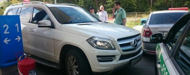 В Екатеринбурге женщина заперлась в арестованном авто за 5 млн рублей