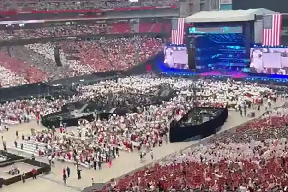 Маск опубликовал видео со стадиона в Аризоне, где проходит прощание с Кирком