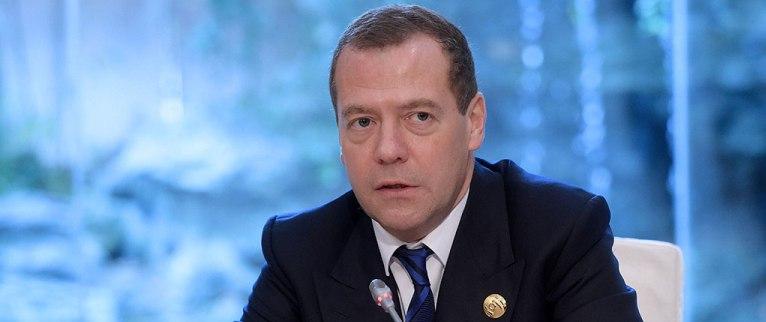 Медведев пообещал повысить МРОТ до прожиточного минимума