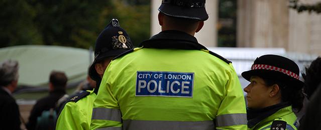 В Лондоне подросток нападал на прохожих, обливая их кислотой