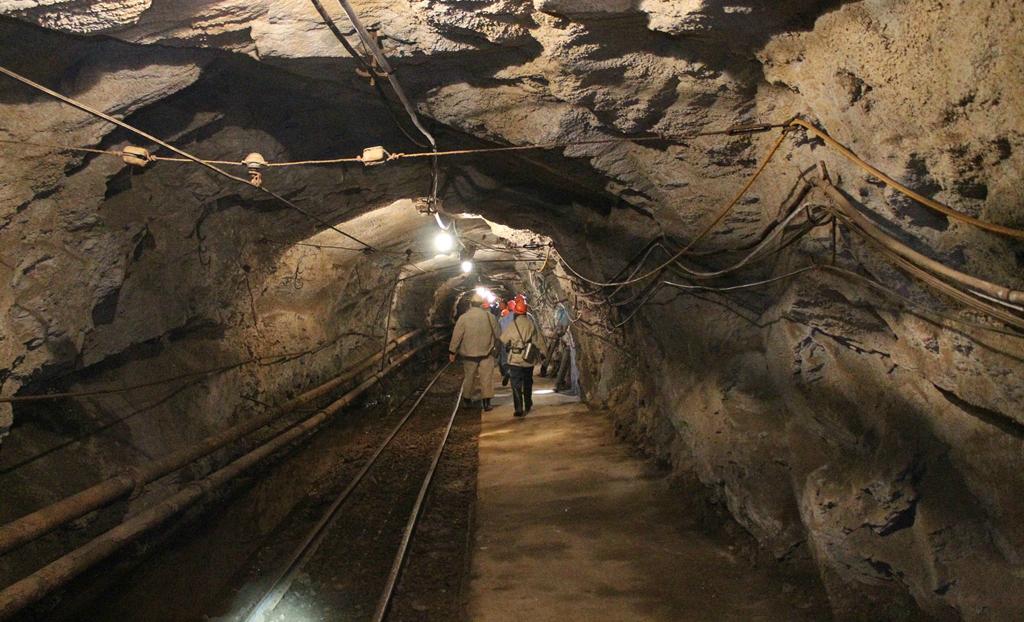 В Луганской области почти 100 горняков оказались заблокированы в шахте