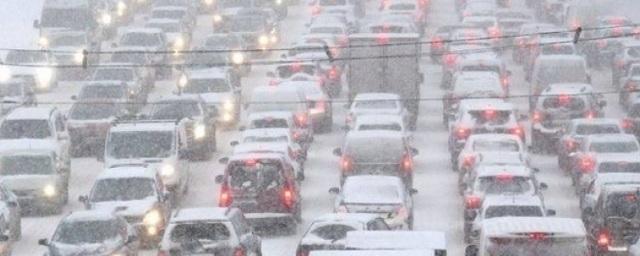 В Челябинске из-за снегопада образовались 10-балльные пробки