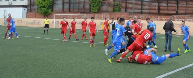 Волгоградских футболистов дисквалифицировали за драку во время матча