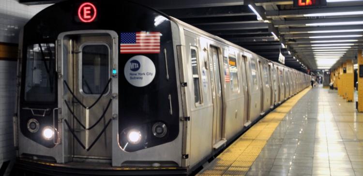 В метро Нью-Йорка мужчина нанес ножевые ранения четырем пассажирам