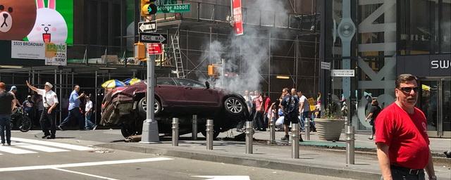 В Нью-Йорке автомобиль на большой скорости протаранил пешеходов