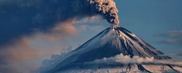 На Камчатке начал извергаться проспавший 200 лет вулкан