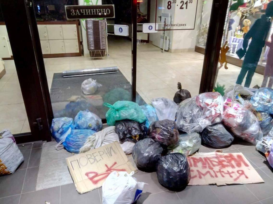 Во Львове из-за блокировки соцсетей мусором забросали магазин Roshen