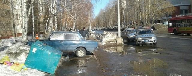 В Томске сбитым «Жигулями» мусорным баком придавило женщину с ребенком