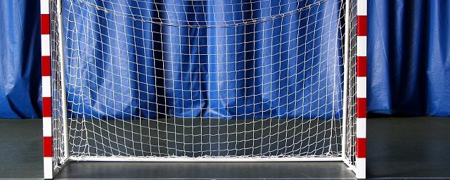 В Красноярске на первоклассницу во время урока упали футбольные ворота
