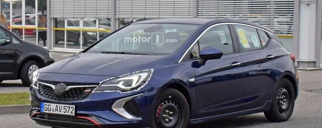 Опубликованы шпионские фото мощнейшей версии Opel Astra