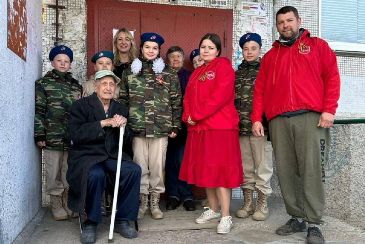 Волонтеры и юнармейцы поздравили более 30 ветеранов в Пскове