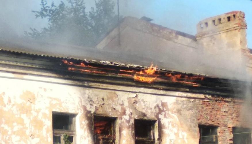 В Новгороде в заброшенном военном госпитале произошел пожар