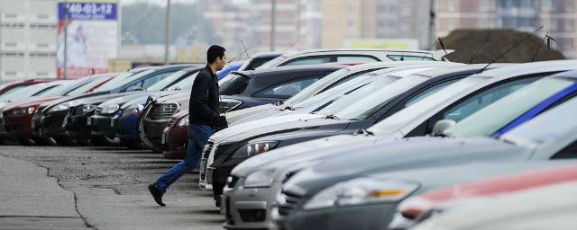 Власти не собираются запрещать покупать авто россиянам без гаража