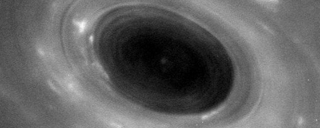 Cassini передал на Землю уникальные снимки колец Сатурна