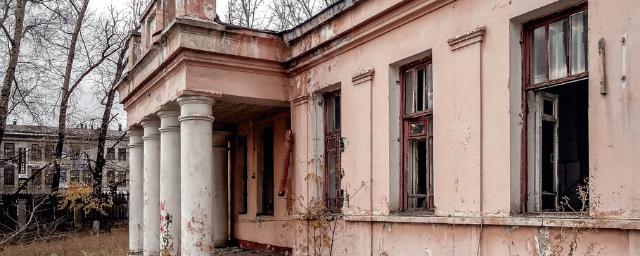 В Барнауле заброшенную поликлинику на Калинина продают за один рубль