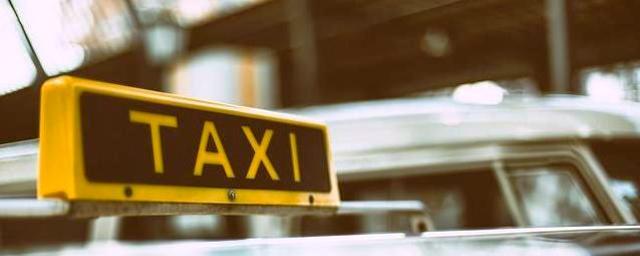 В Мурманске таксист украл деньги с карточки клиента