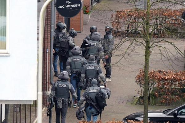 В городе Эде в Нидерландах идёт операция по освобождению заложников