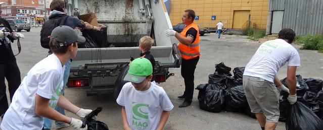На Мещерском озере волонтеры собрали 200 мешков мусора