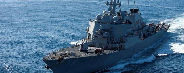Десять моряков эсминца ВМС США пропали после столкновения с танкером
