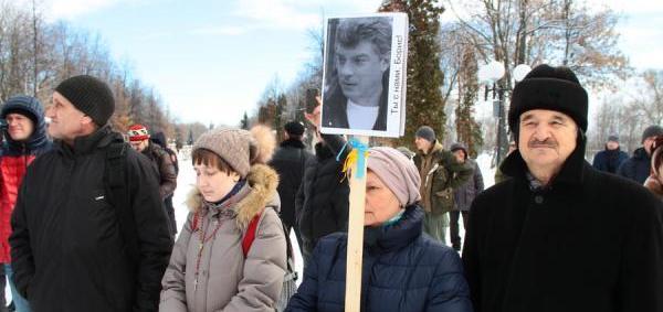 В Казани на митинг памяти Немцова пришли 100 человек
