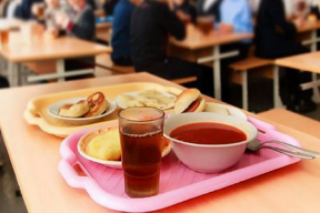 В школах Петербурга подорожают завтрак и обед