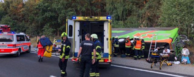 В Германии автобус опрокинулся в кювет, пострадали 16 человек