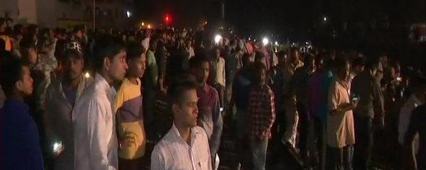 В Индии поезд наехал на толпу людей во время празднования Дусехра