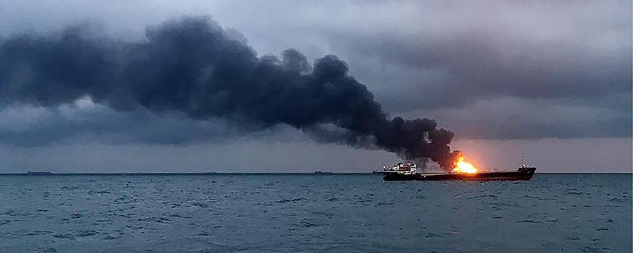 Спасатели: Горящие суда в Черном море могут взорваться