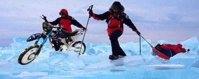 Мотоциклисты проехали по льду между самыми удаленными берегами Байкала