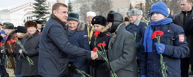 Алексей Дюмин возложил цветы к памятнику защитникам Тулы