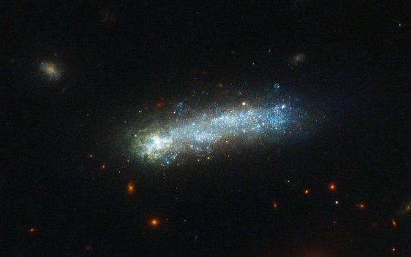 «Хаббл» заснял редкую галактику-головастика