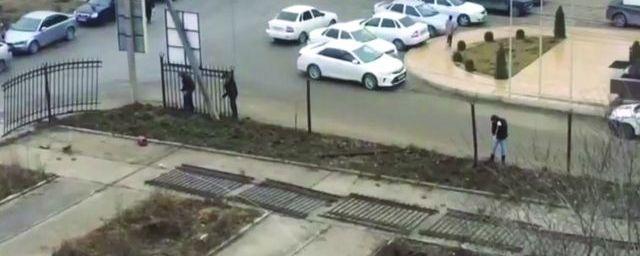 В Махачкале снесли ограждение у здания Минпечати Дагестана