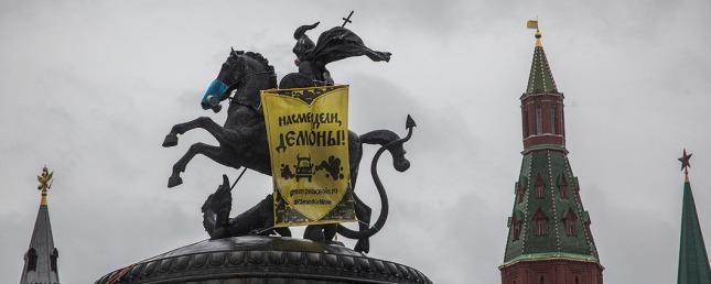 Активисты «Гринпис» надели противогазы на памятник Георгию Победоносцу