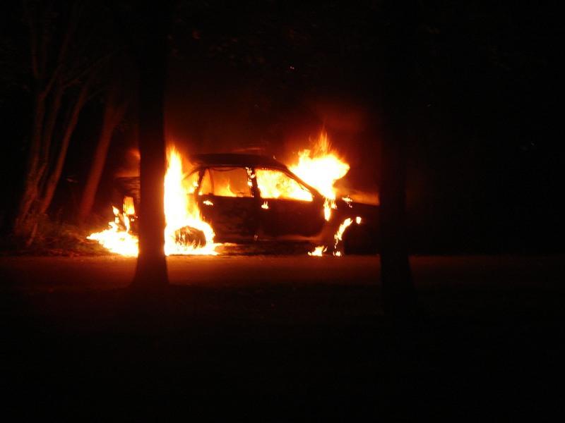 В Москве на автостоянке сгорели семь машин