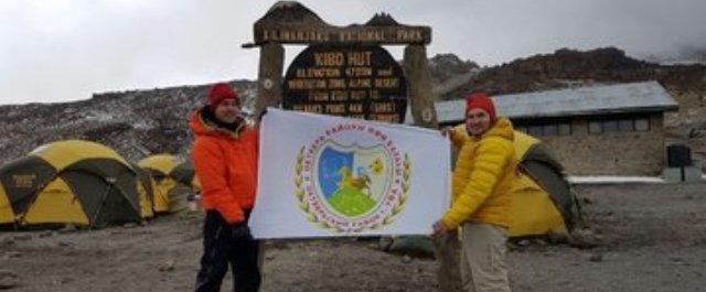 Жители Уфы доставили флаг Октябрьского района на вулкан Килиманджаро