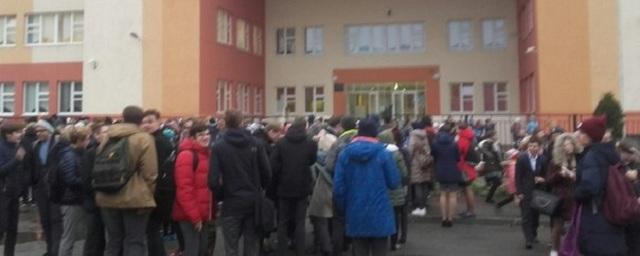 В Петербурге из-за угрозы взрыва эвакуировали несколько школ