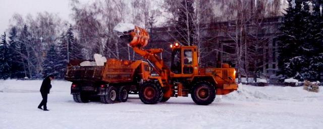 В Барнауле начали демонтировать снежный городок на Сахарова