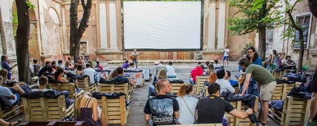 В Москве летом кино будут показывать на крышах домов и во дворах