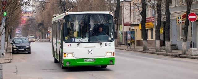 В Ростове пожилая женщина выпала из автобуса и получила тяжелые травмы